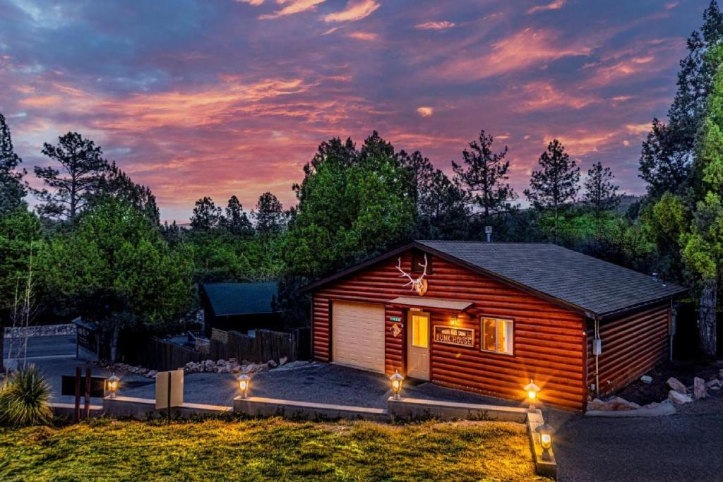 Christopher Creek Ski Chalet | Cabin #6 Bobcat Bunkhouse - Pet Friendly - King Bed - Sleeps 4