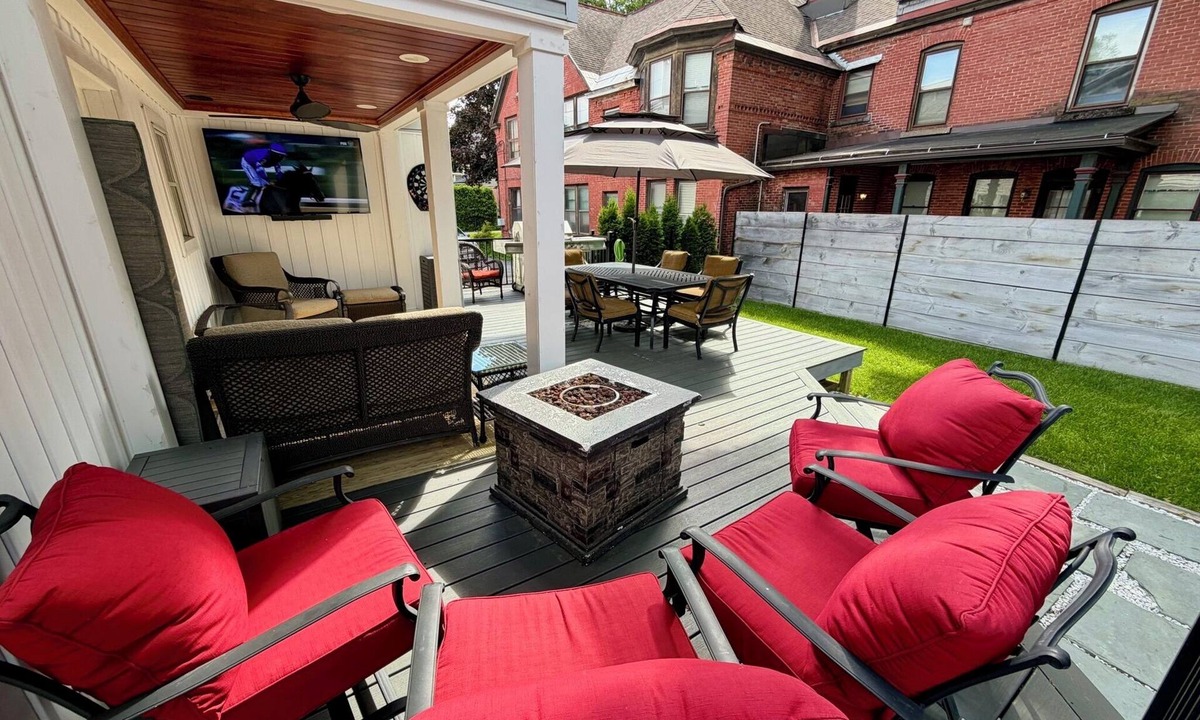 Saratoga Springs House | Caroline Street! 7BR/5.5BA HUGE!