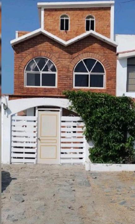 Chorrillos House | Casa de playa en ciudad, rodeada de naturaleza (mar, lagunas y Los Pantanos de Villa)