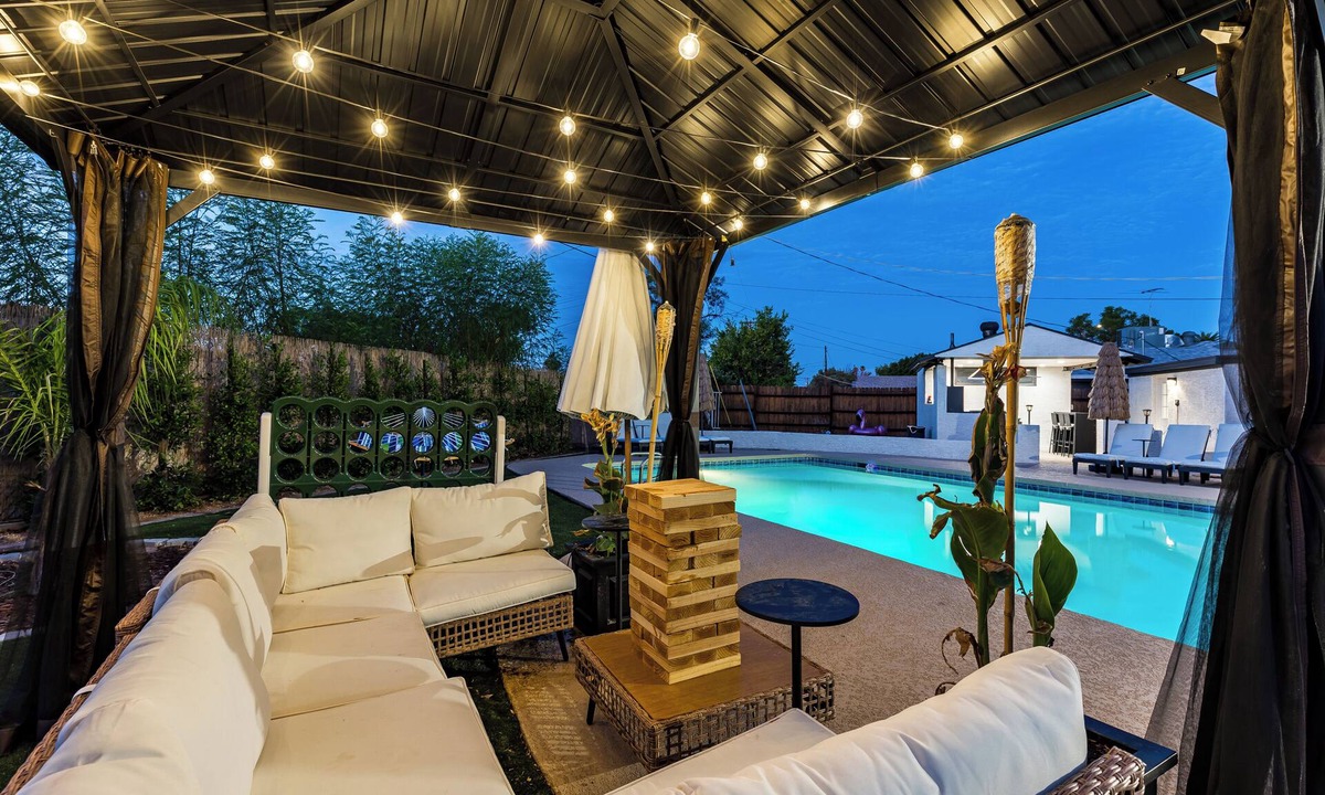 Mesa House | Casa Tropical - Sleeps 16 - Huge Pool - Near ASU, Phoenix & Scottsdale