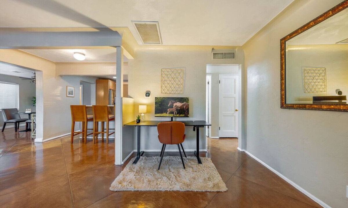 Campus Farm House | Central/Fire Pit/Fenced Backyard/4 BR 2 BA