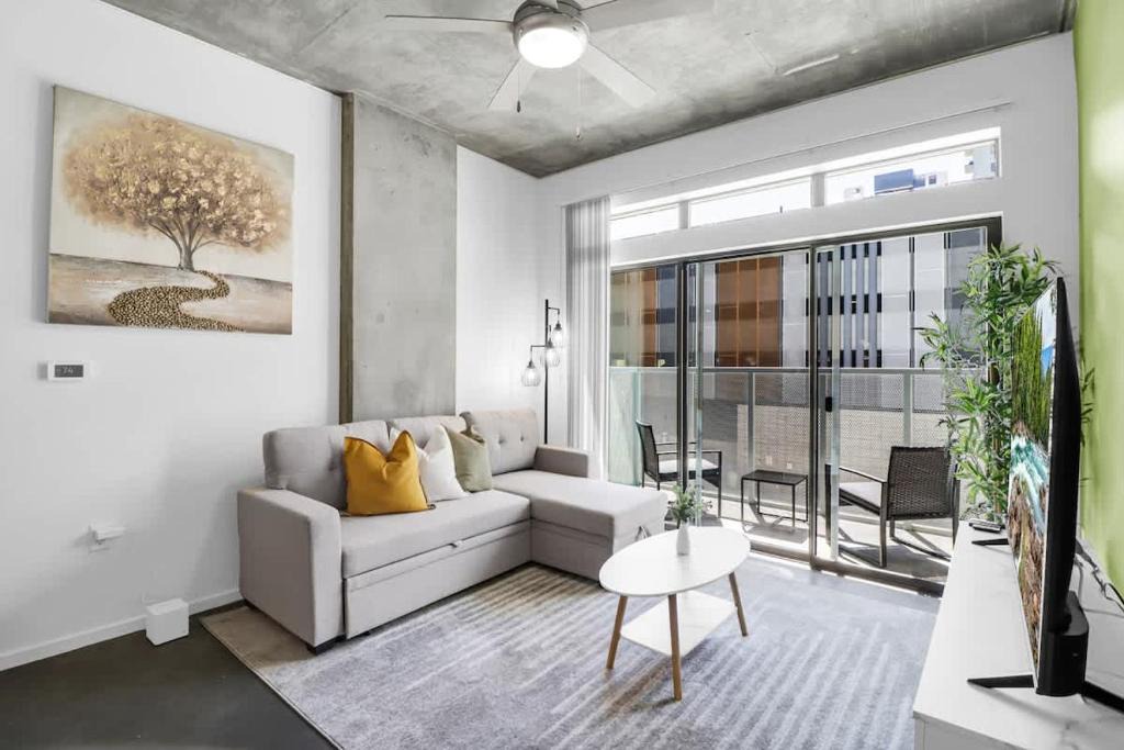 Evans Churchill Apartment | Centric 2BR In HEART of DTPHX Free Garage Parking
