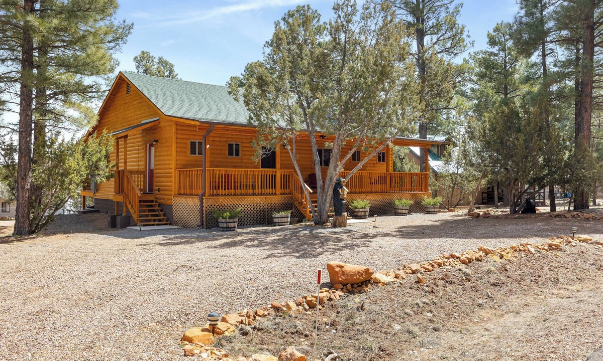 Overgaard Cabin | Charming 2-bedroom Cabin with WiFi, Wood Stove and AC in serene Heber-Overgaard!