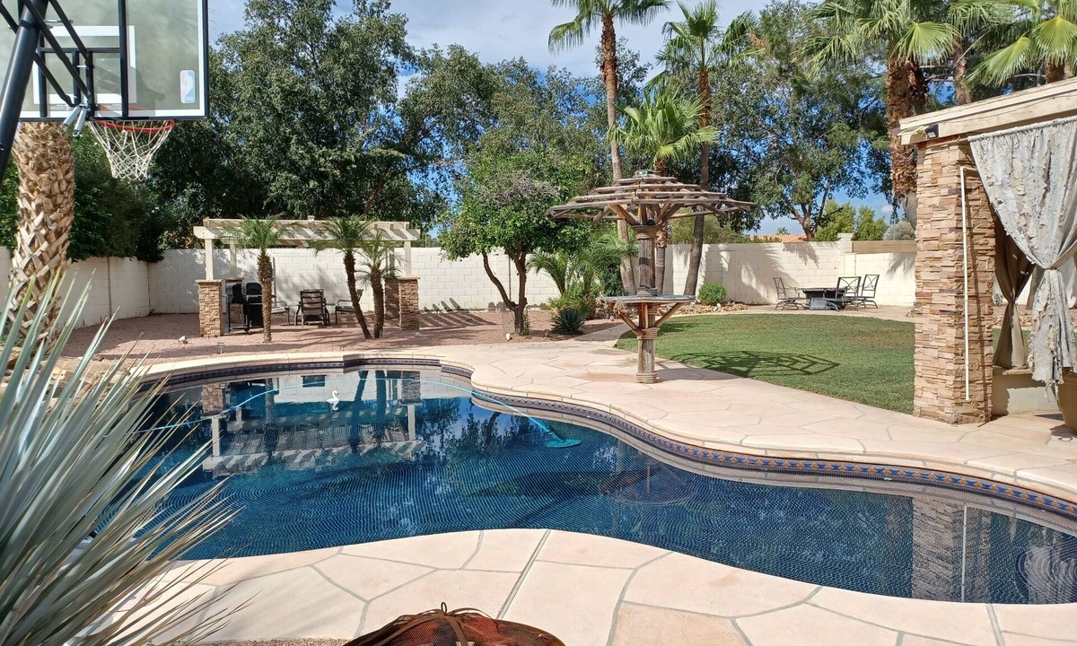 The Islands House | Charming 3-bedroom house with pool , WiFi, AC in fantastic Gilbert