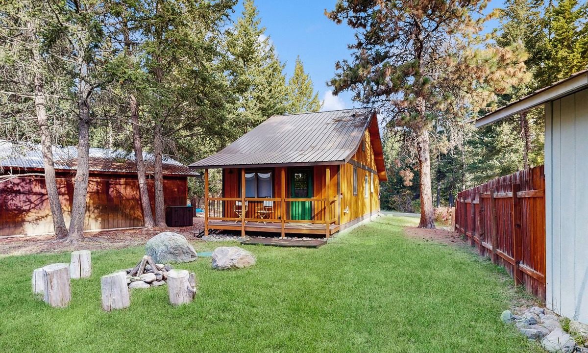 Woods Bay House | Charming cabin in Big Fork, pet friendly, firepit, 5 min to Lake, fly-fishing
