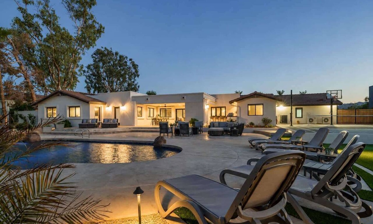 La Tierra Estates House | Charming Desert Retreat w/pickle-ball, gym,