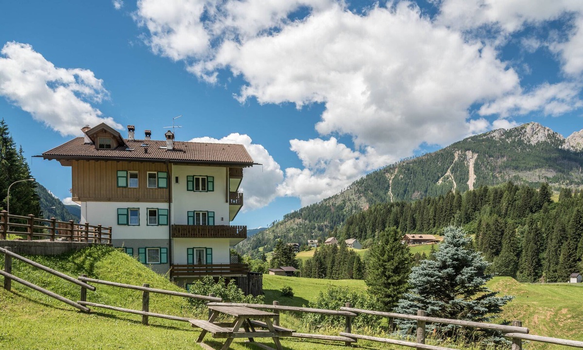 Moena Apartment | Charming Holiday Apartment “Appartamento Catinaccio”) with Mountain View