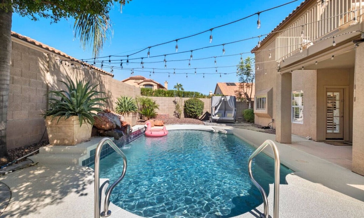 Paradise Valley Village House | Cheerful 5 bedroom with Pool heated