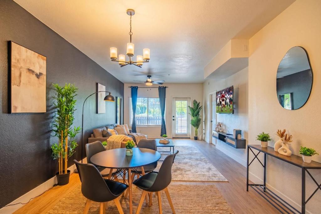 North Scottsdale Apartment | Chic Golf Pickleball Pool Hot Tub King Bed Parking