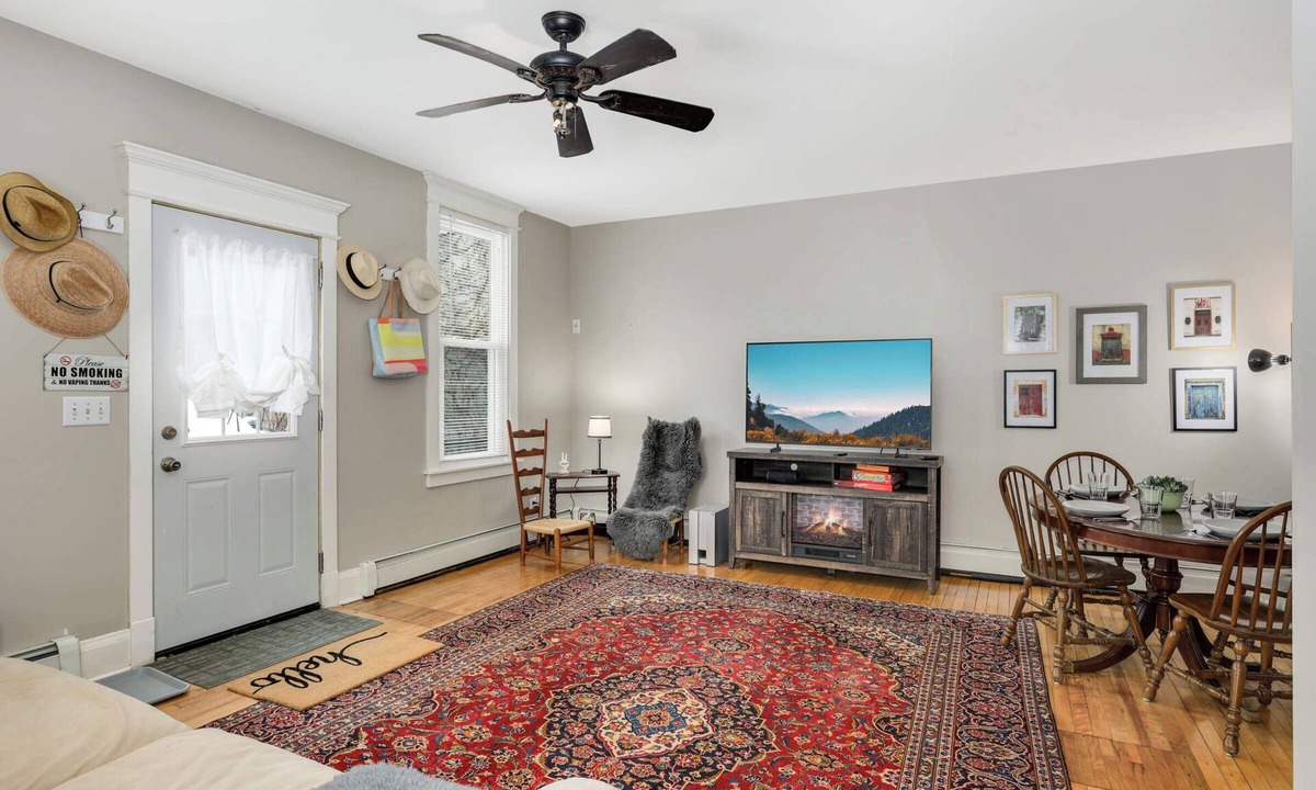West Seventh House | CLEAN comfortable 2BR GREAT BEDS and bedding. WALK to EXCEL and DT St Paul!