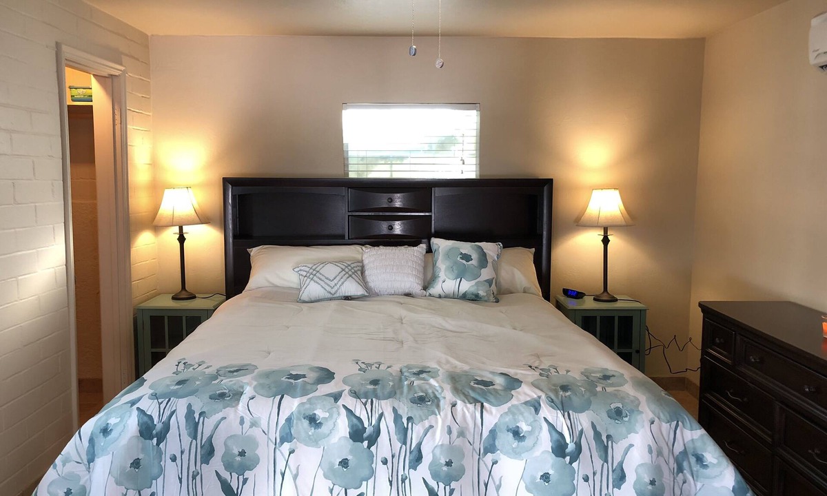 Tucson House | Clean, renovated 1 Bedroom with everything you need. Granite, Travertine!