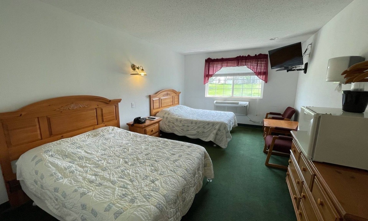 Red Bud Bed & Breakfast | Comfy Double Full Basic Room with Free Breakfast!