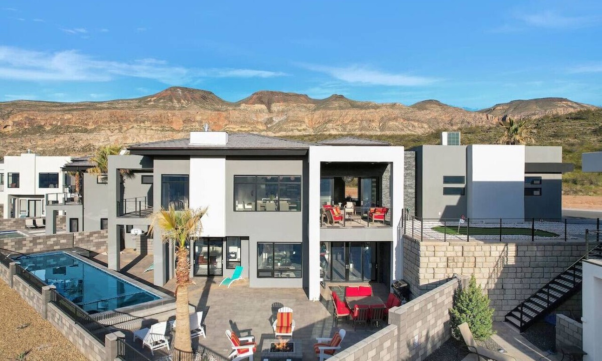 Hurricane Apartment | Contemporary Lux ~ Private Poo&Spa Scenic Golf