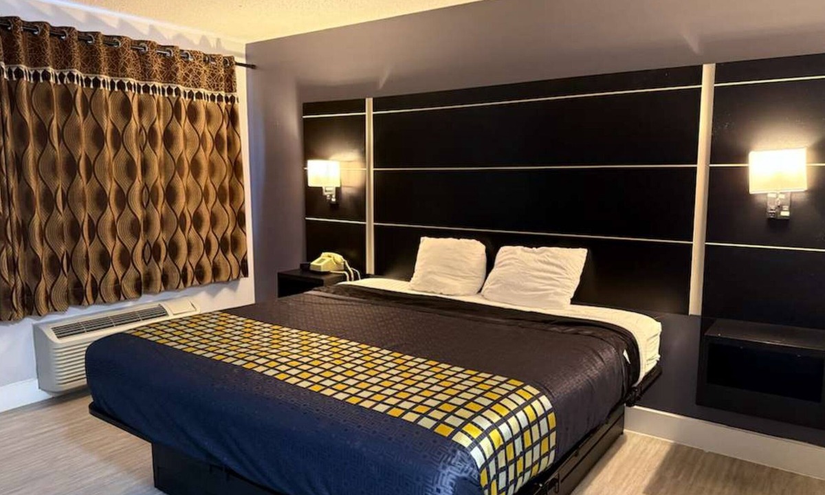 Hastings Hotel | Coratel Inn & Suites by Jasper Hastings - 1 King Bed Non Smoking