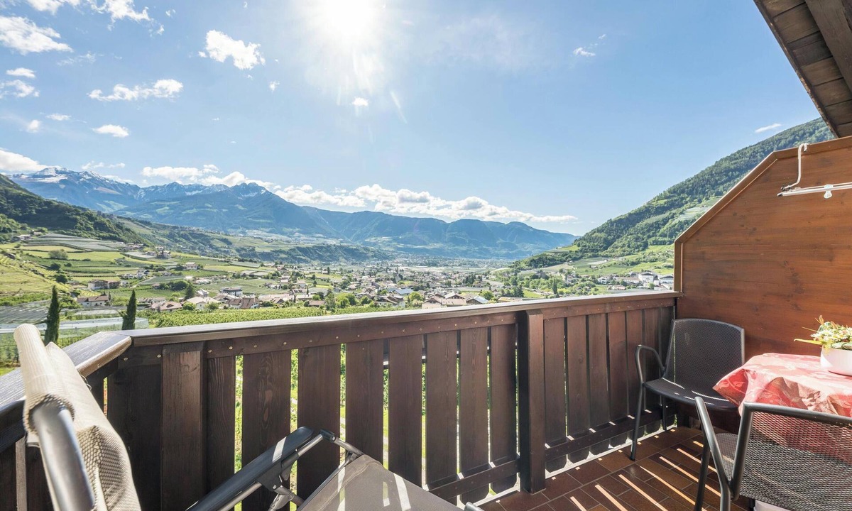 Lagundo Apartment | Cosy Holiday Apartment Kornus with Mountain View