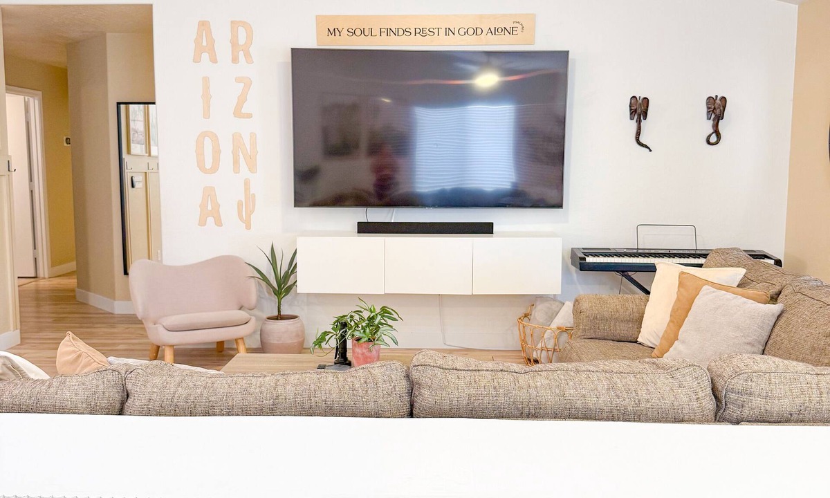Chandler House | Cozy 4-bedroom house with AC, open concept, and smart-home features in Chandler