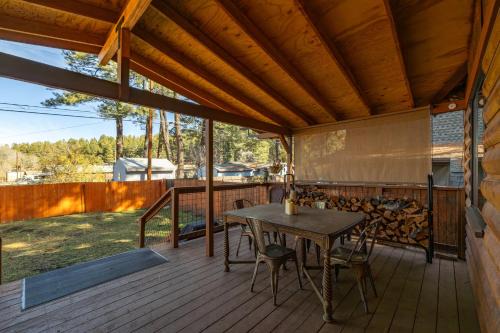 Mountainaire Villa | Cozy Cabin in the Pines w Grill Outdoor Dining