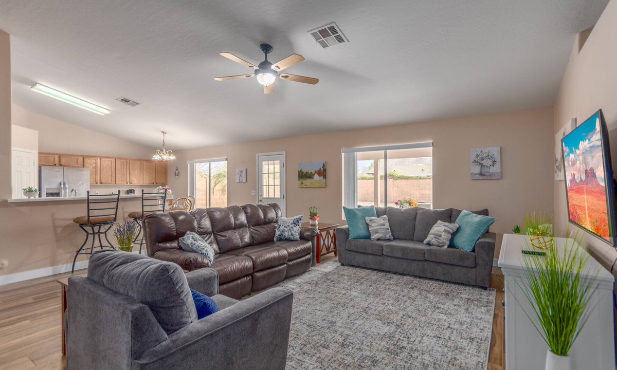 Crossroads House | Cozy & Spacious 3BR Pet Friendly Single-Story Big Backyard near SanTan Mall