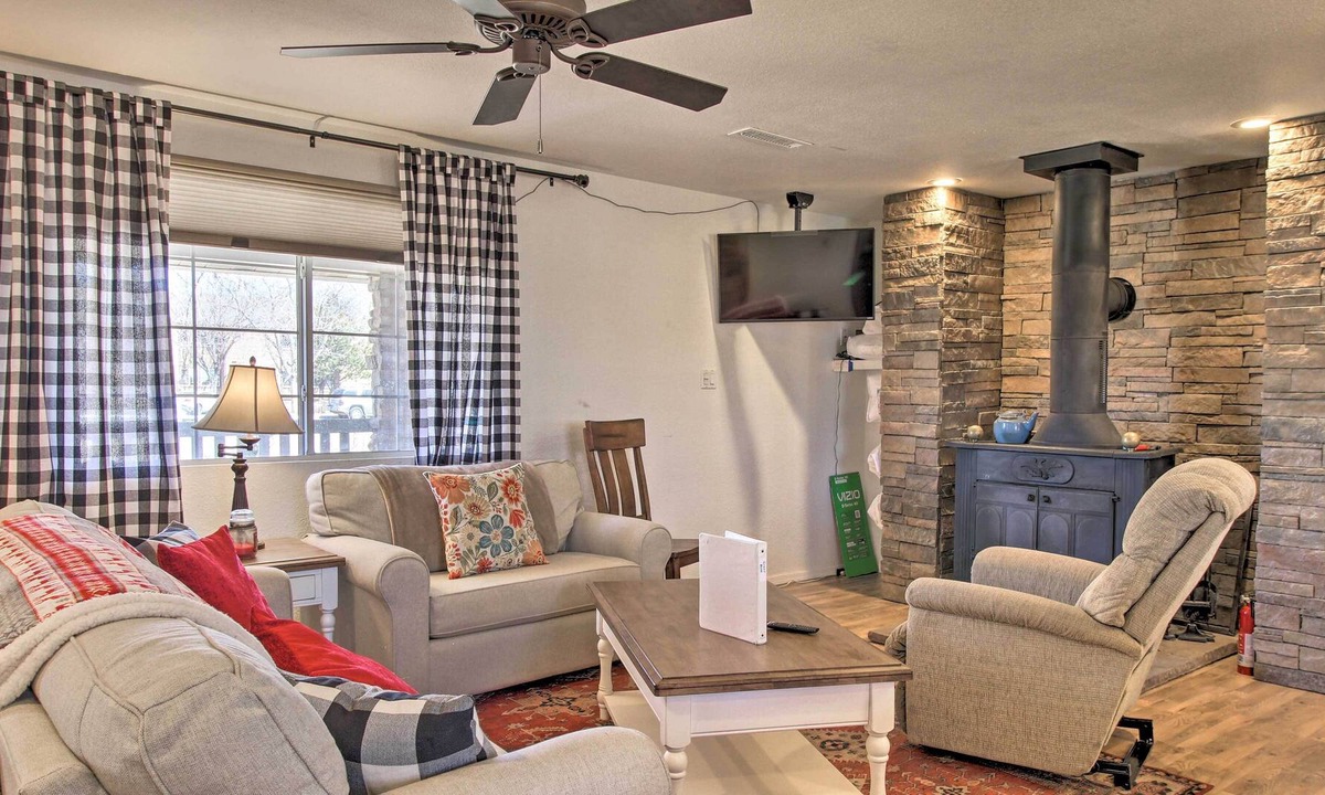 Taylor House | Cozy Taylor Home w/ Fireplace - Hiking Nearby