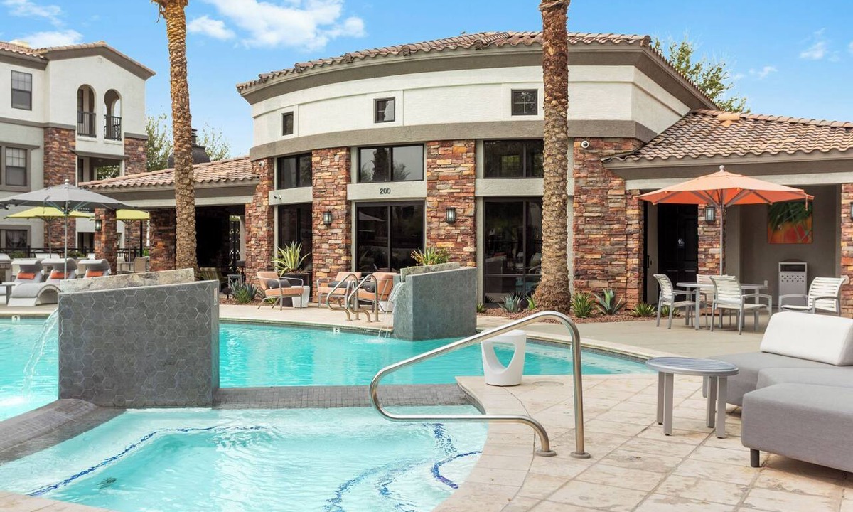 Glendale Sports and Entertainment District Apartment | CozySuites Glendale by the stadium with pool! 28