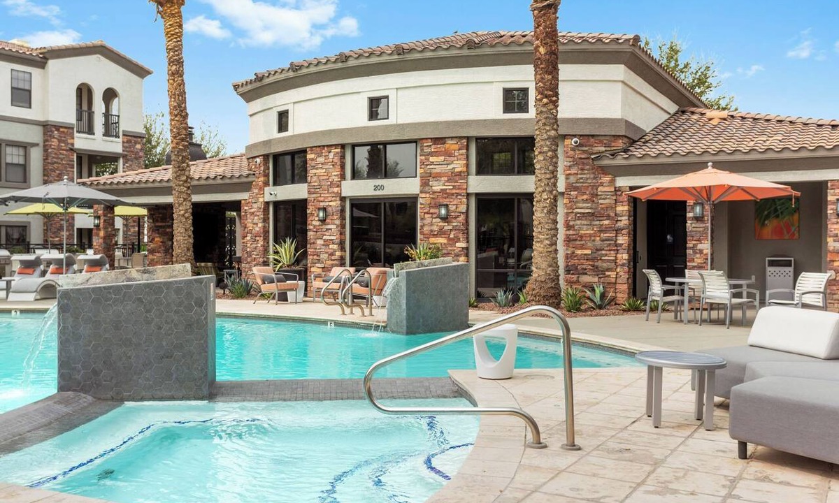 Glendale Sports and Entertainment District Apartment | CozySuites Glendale by the stadium with pool 01