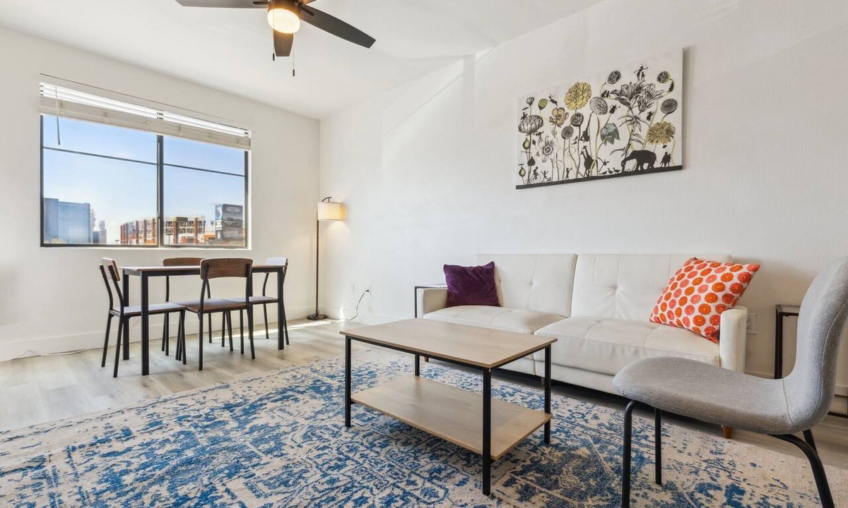 Glendale Sports and Entertainment District Apartment | CozySuites Glendale - Westgate with pool! 04