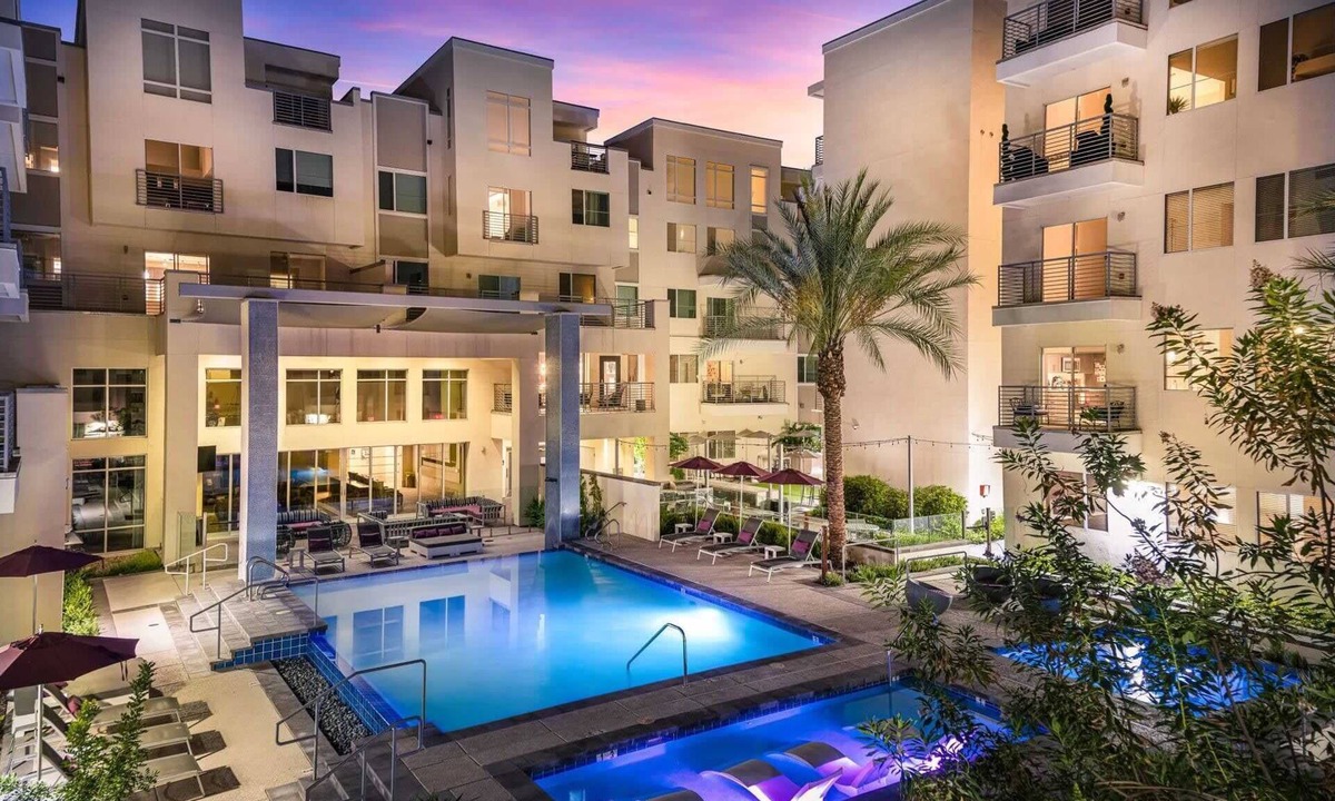 Pierson Place Historic District Apartment | CozySuites Paradise under the palm trees! 14