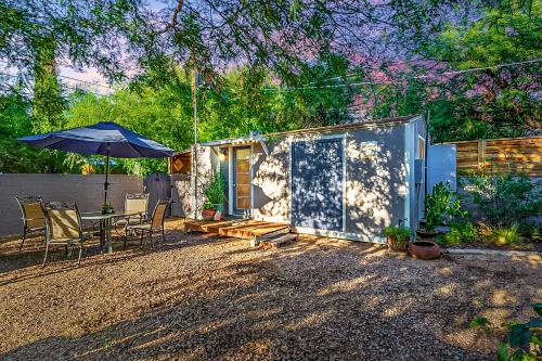 Peter Howell House | Cute Peaceful Tiny House Getaway w Backyard