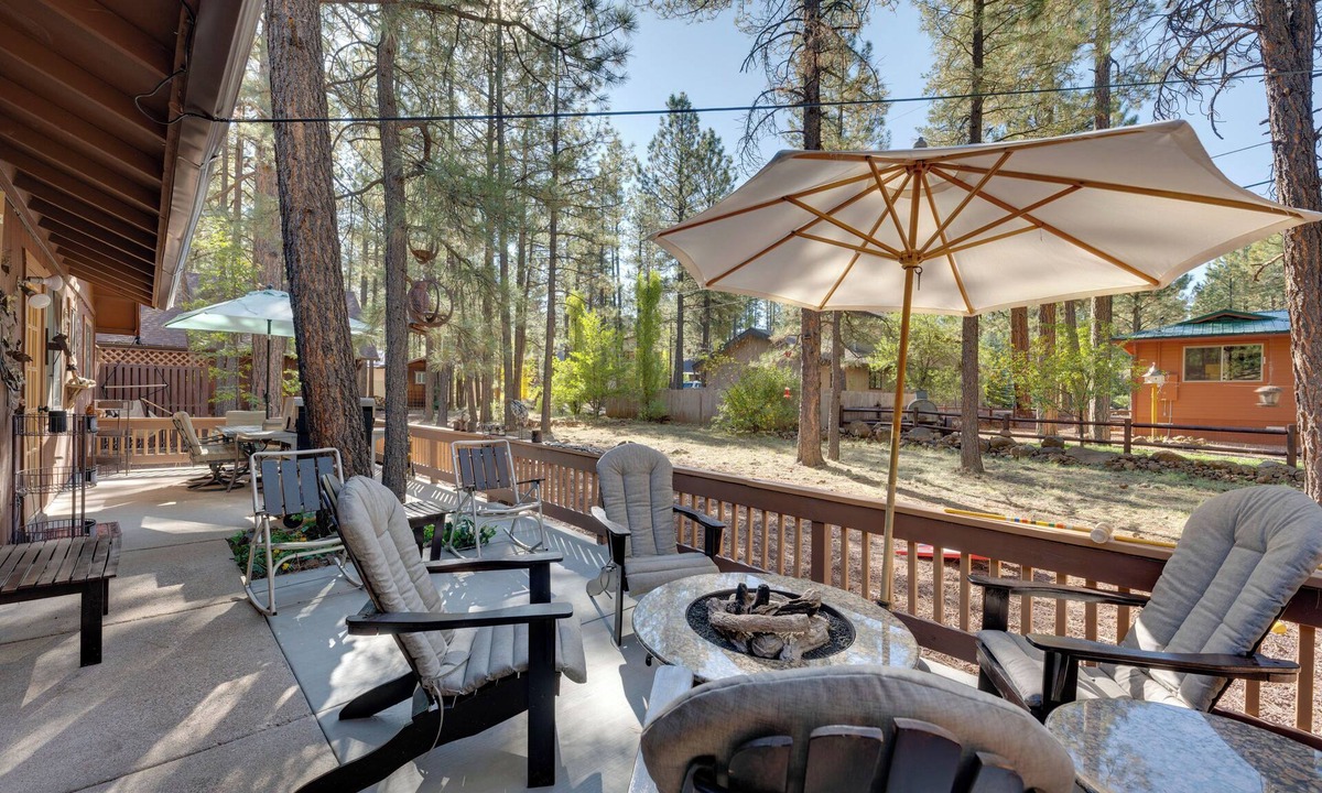 Pinetop Cabin | Deck + Fireplace: Cozy Pinetop Lakes Cabin!