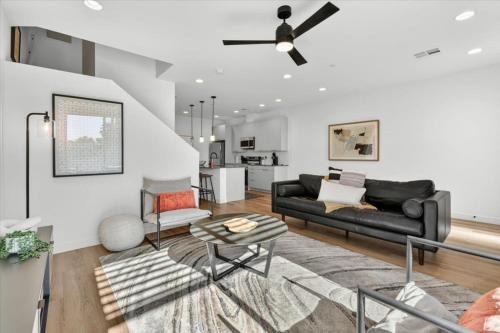 Villa De Paz Apartment | Desert Escape Townhome - Pool & Gym