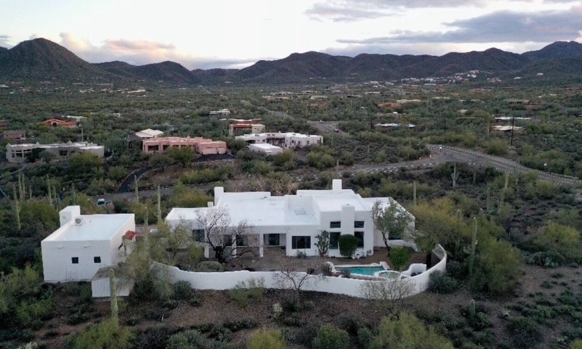Vista De La Sierra De Dios House | Desert oasis in the heart of the Tucson Mountains nestled by iconic Saguaros.