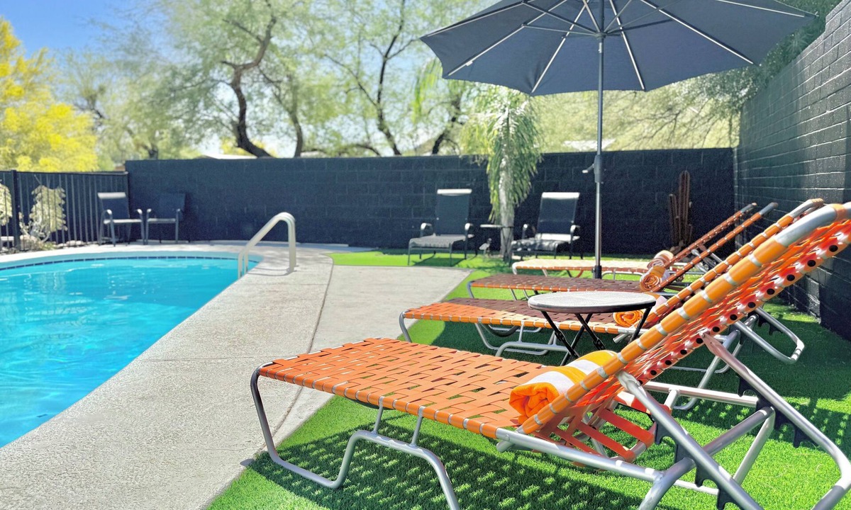 Westside Development House | Desert Playhouse Pool Putt Lounge Watch Wildlife Pets 10 min to Downtown