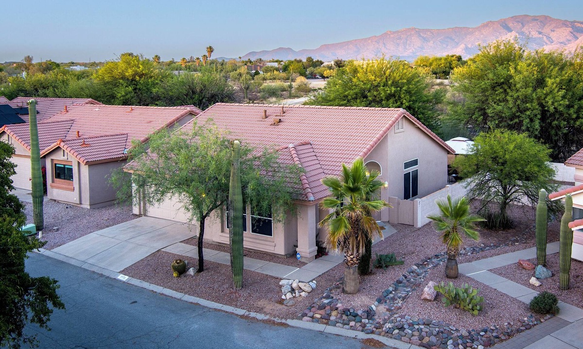 Tortolita House | Desert Ranch Retreat - Pet-friendly, Mountain Views & Great Amenities
