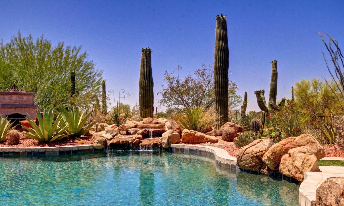 East Mesa House | Desert retreat in luxuriously fenced