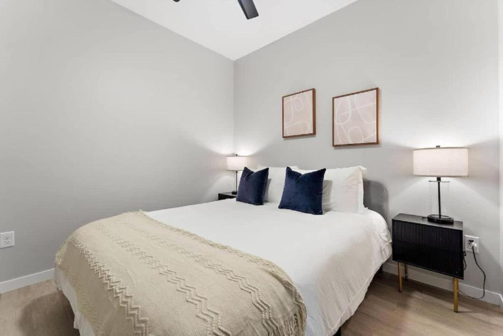 St. Anthony West Apartment | DT, UMN, Lux 2BD Gym, Rooftop, Free Street Parking