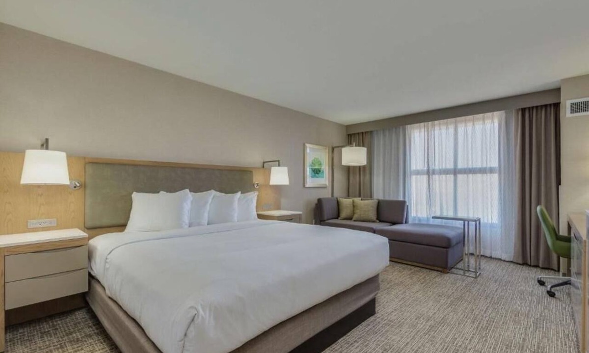 Chandler Hotel | Eco-Certified Guest Room with Heated Pool, On-Site Dining, and Easy I‑10 Access