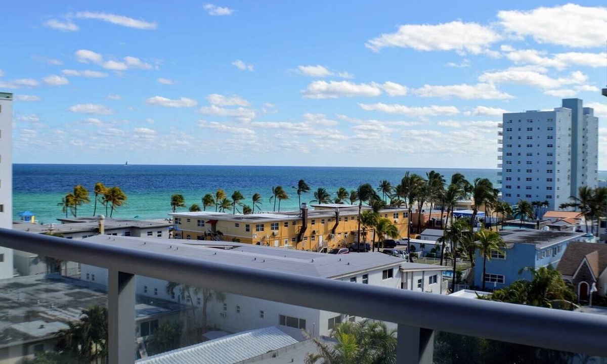 Hollywood Condo | Elegant Condo w/Den and Partial Ocean View-CS20