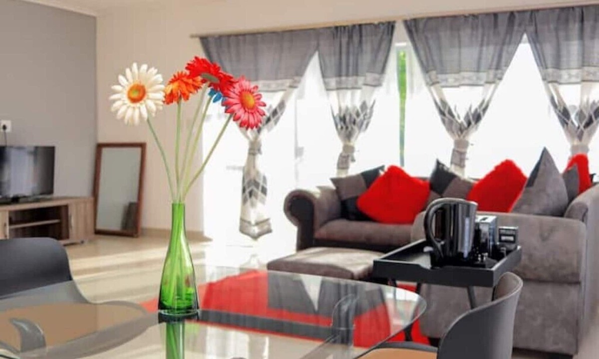 Newcastle House | Elegant Poolside Retreat: 2-Bed Luxury Guesthousen