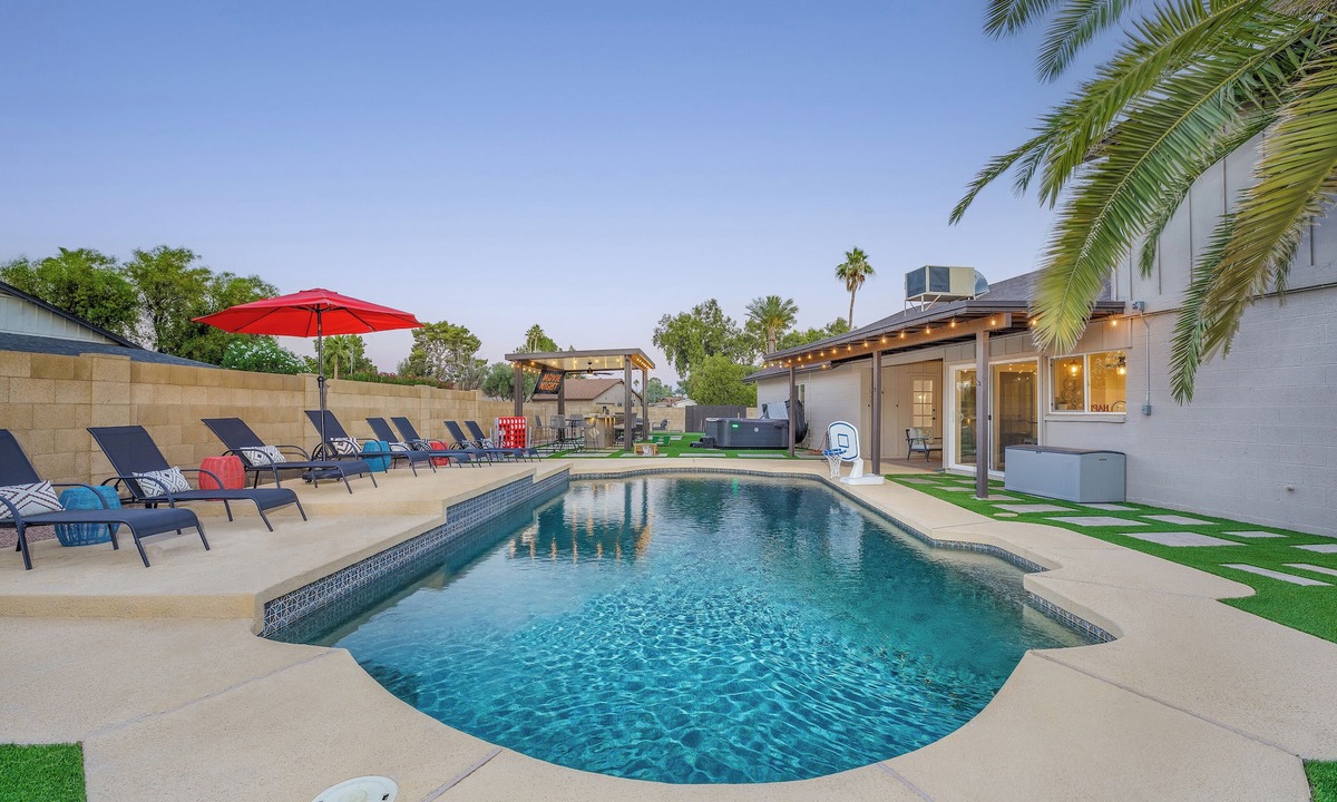Avant House | Entertainment Galore! Heated Pool, Hot Tub, Game Room, Putting Green, and More!