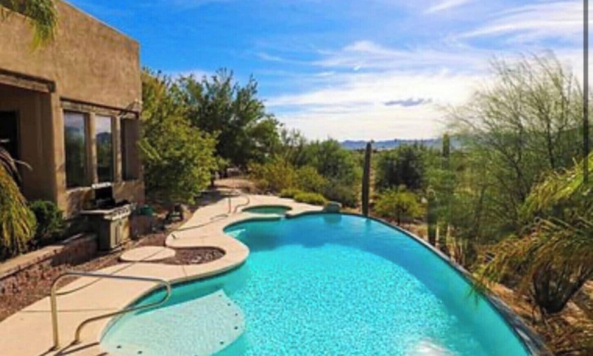 Casas Adobes House | Estate, PVT, 8 BDR/7 BATHS, 12’ Ceilings, PVT Weddings, Salt water pool/Jacuzzi