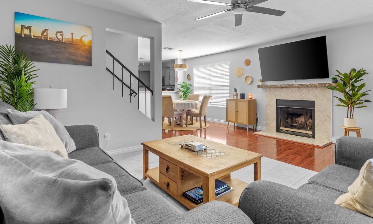 Chandler House | Excellent Chandler Townhouse! Close to Downtown Chandler with Community Pool!