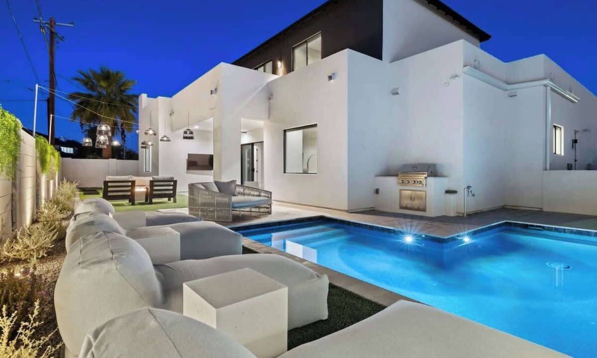 Southwest Village House | Experience The Westly! Very Clean, Walk to Oldtown
