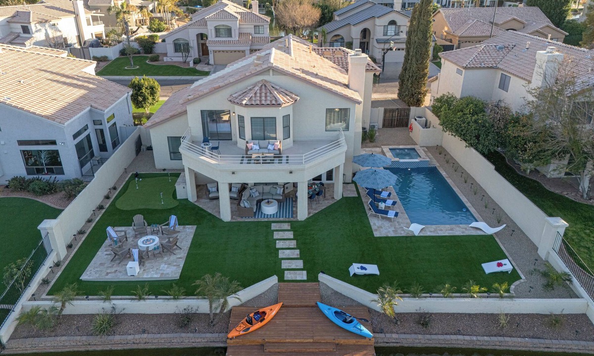 Crystal Shores House | Family Fun Lakefront, Htd Pool, Spa, Putt Green, Kayaks, Covered Patio w/TV, Indoor Games