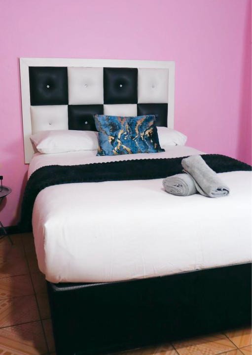 Esikhawini H Bed & Breakfast | Flamingo B&B