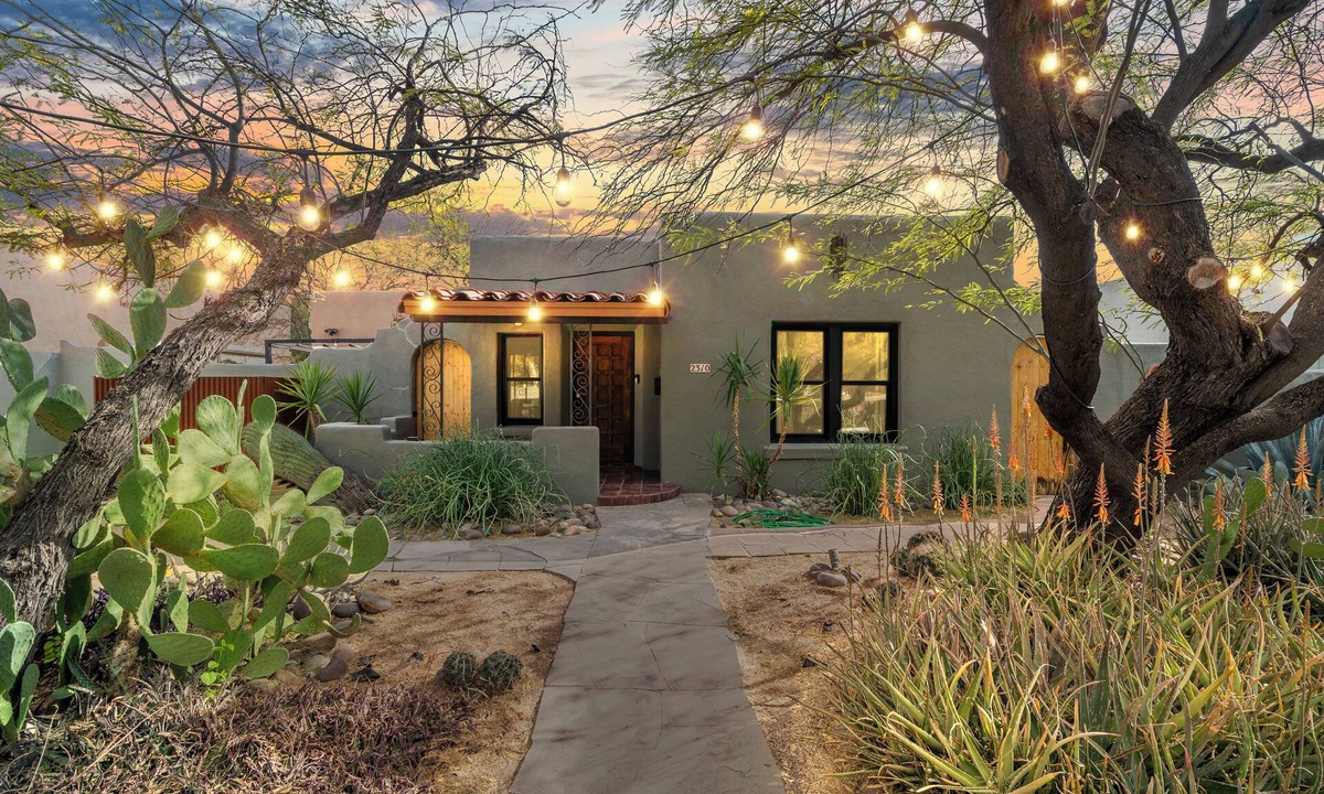 Sam Hughes House | Friendly home near UofA, excellent AC & walkable