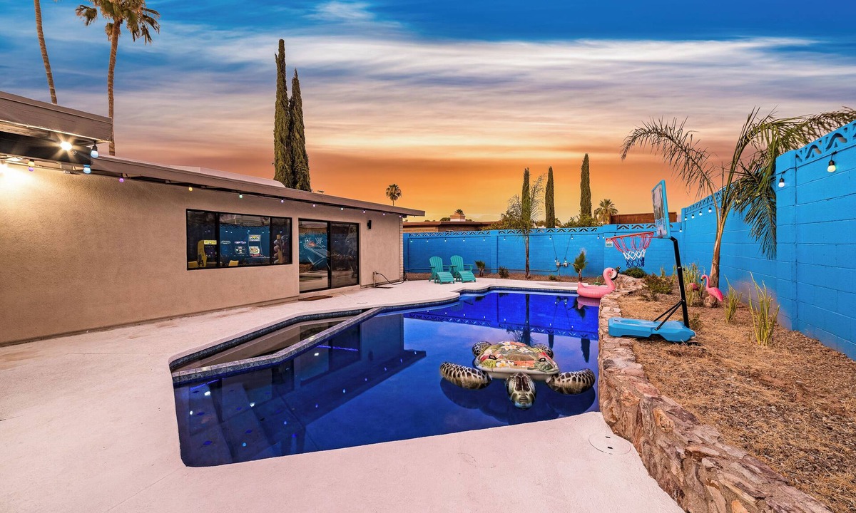 Tucson House | Game Room-Pool heated w/jacuzzi-Waffles-2 California King Beds-U of A 8 miles