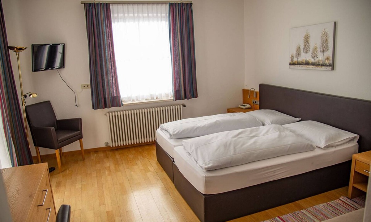 Santa Valburga Apartment | Gasthof Kirchsteiger 'Zimmer 5' with Lake View, Shared Terrace and Wi-Fi