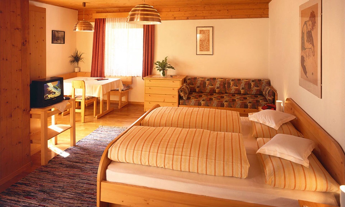 Santa Valburga Apartment | Gasthof Kirchsteiger 'Zimmer 8' with Lake View, Shared Terrace and Wi-Fi
