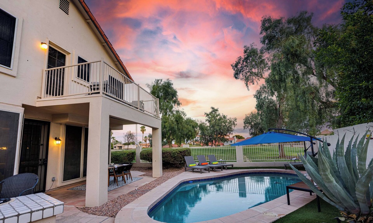 Arrowhead Ranch House | Glendale Hot Pool, Outdoor Movies, Fore! and More!