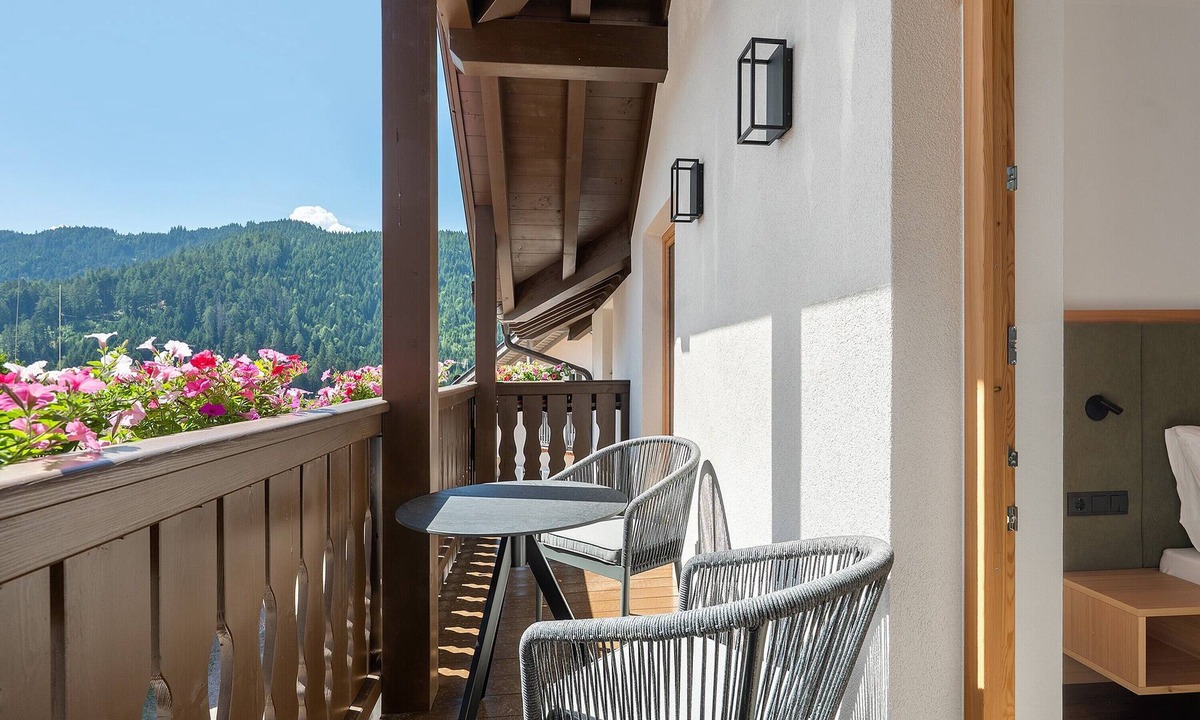 Trodena Apartment | Goldener Adler Apartment Family Plus 9 with Balcony, Sauna & Breakfast Included, New 2026